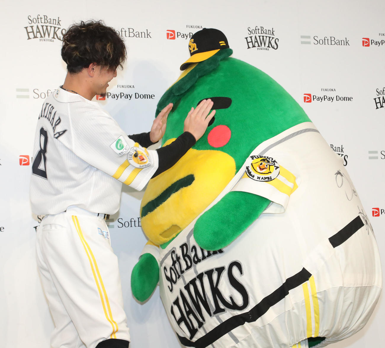 久留米市から表彰を受けた牧原大成は同市のイメージキャラクターの「くるっぱ」と気持ちを通じ合わせる、アイブラックを眉毛のようにされ嬉しそうなくるっぱ（撮影・梅根麻紀）