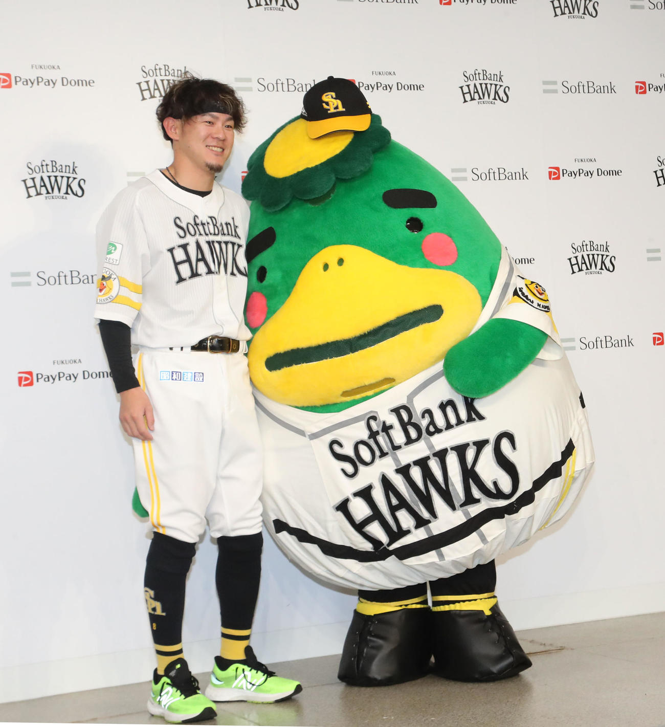 久留米市から表彰を受けた牧原大成は同市のイメージキャラクターの「くるっぱ」と気持ちを通じ合わせる、アイブラックを眉毛のようにされ嬉しそうなくるっぱ（撮影・梅根麻紀）