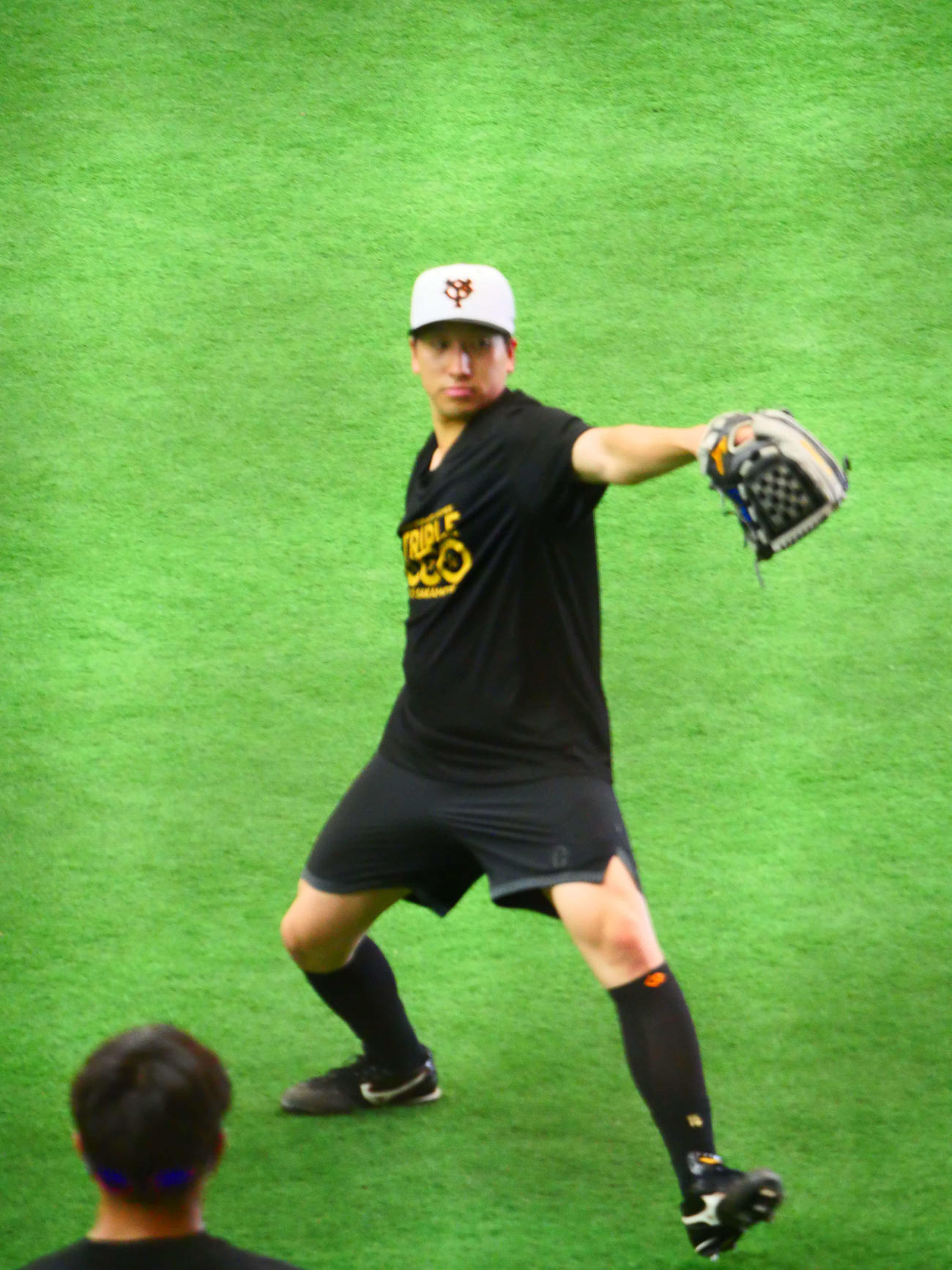 ネットスローをする巨人大勢（撮影・上田悠太）