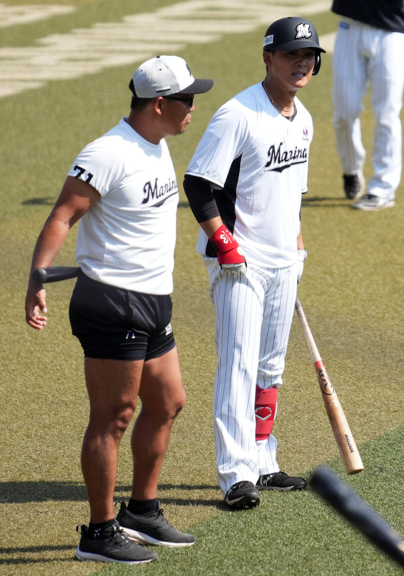 ロッテ対西武　言葉を交わすロッテ石川慎と村田コーチ（右）（撮影・横山健太）