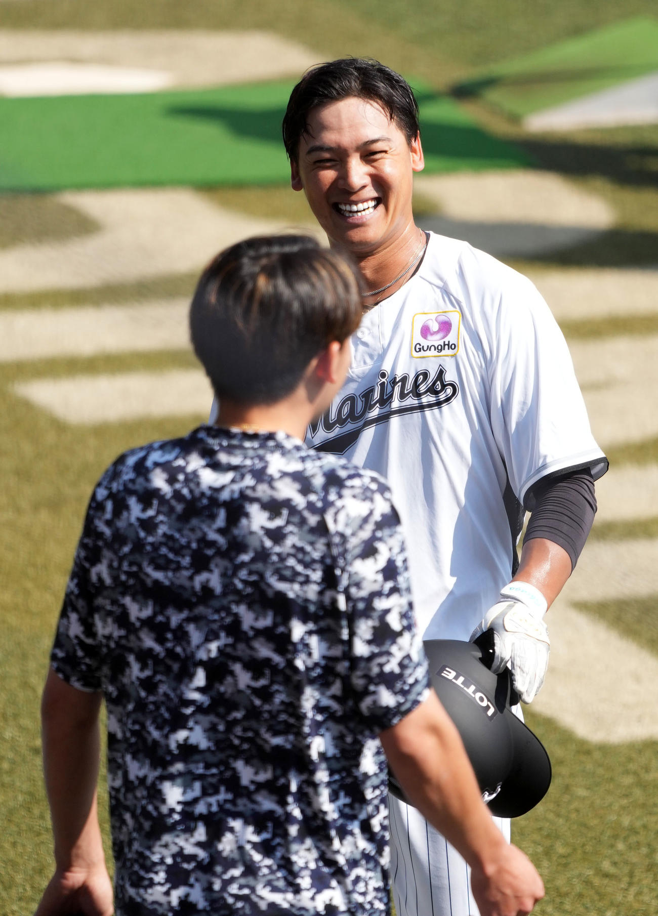 ロッテ対西武　言葉を交わすロッテ石川慎と西武源田（左）（撮影・横山健太）