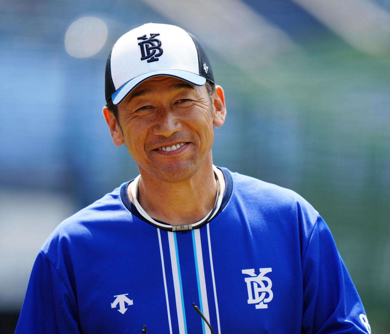 DeNA対ヤクルト　試合前練習中、笑顔を見せるDeNA三浦監督（撮影・江口和貴）