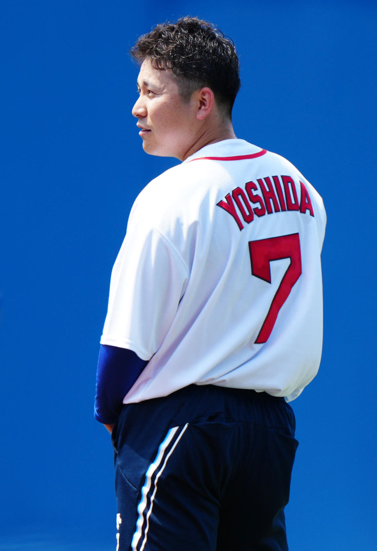 DeNA対ヤクルト　練習開始前、レッドソックス吉田のユニホームを着るDeNA佐野（撮影・江口和貴）