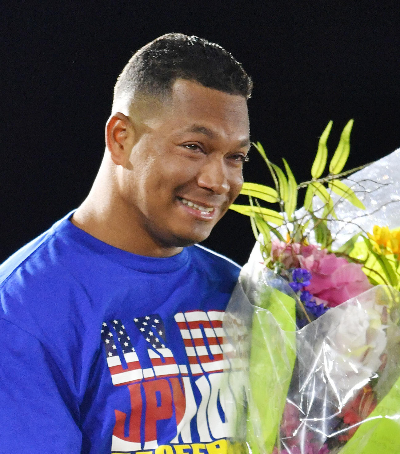 2020年10月、セレモニーでのビデオメッセージを見て涙を流すロペス氏