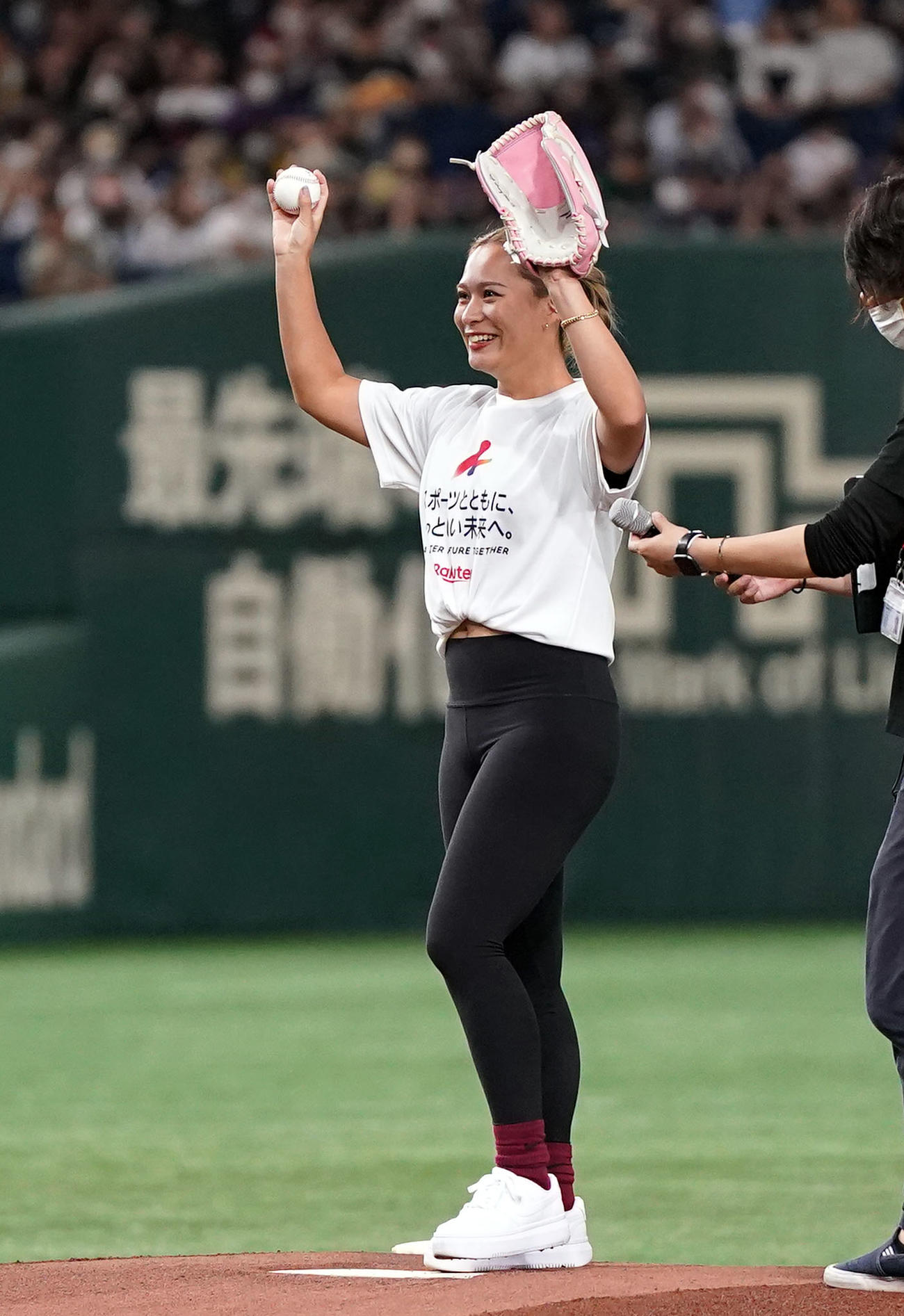 楽天対オリックス　ファーストピッチセレモニーを務めるやり投げの武本（撮影・狩俣裕三）