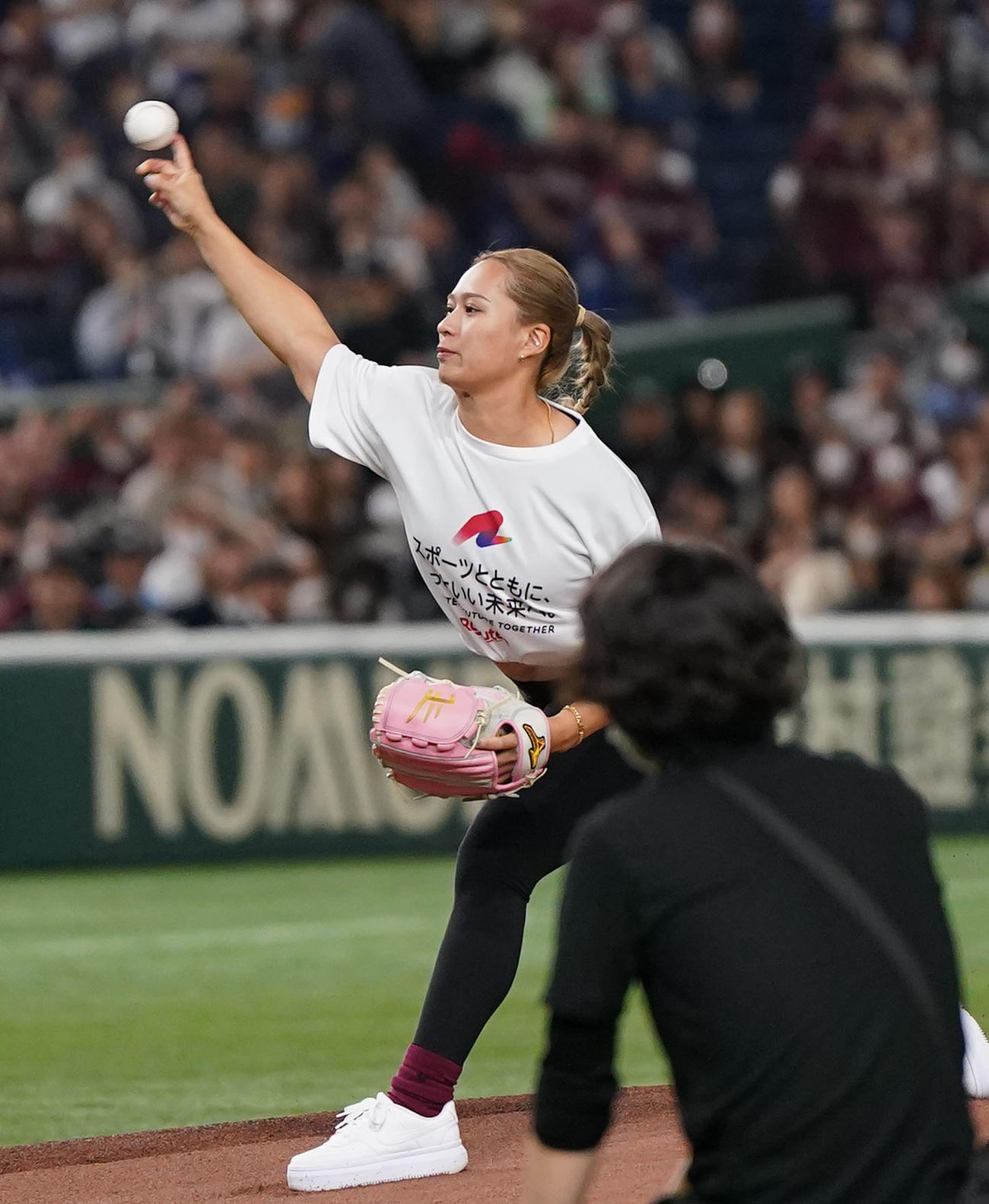 楽天対オリックス　ファーストピッチセレモニーを務めるやり投げの武本（撮影・狩俣裕三）