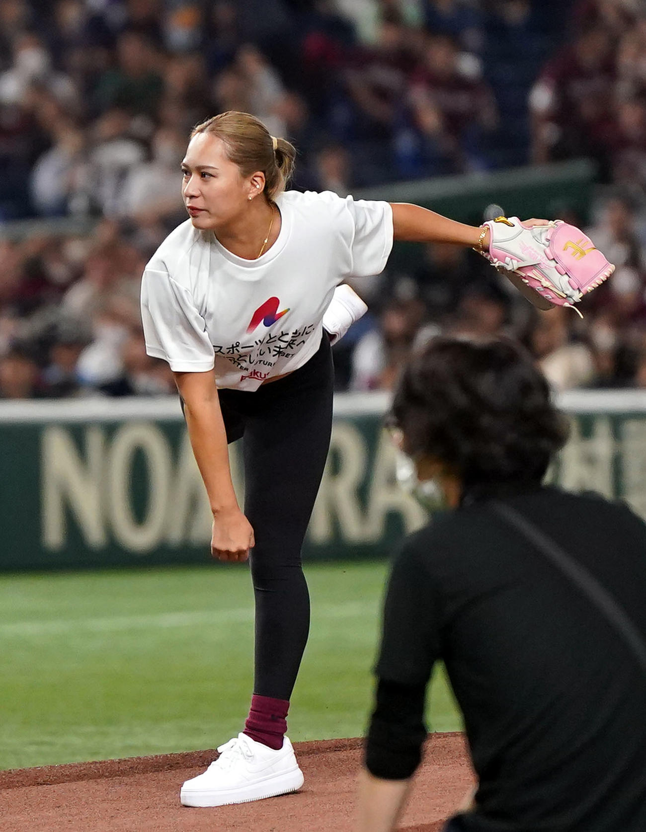 楽天対オリックス　ファーストピッチセレモニーを務めるやり投げの武本（撮影・狩俣裕三）