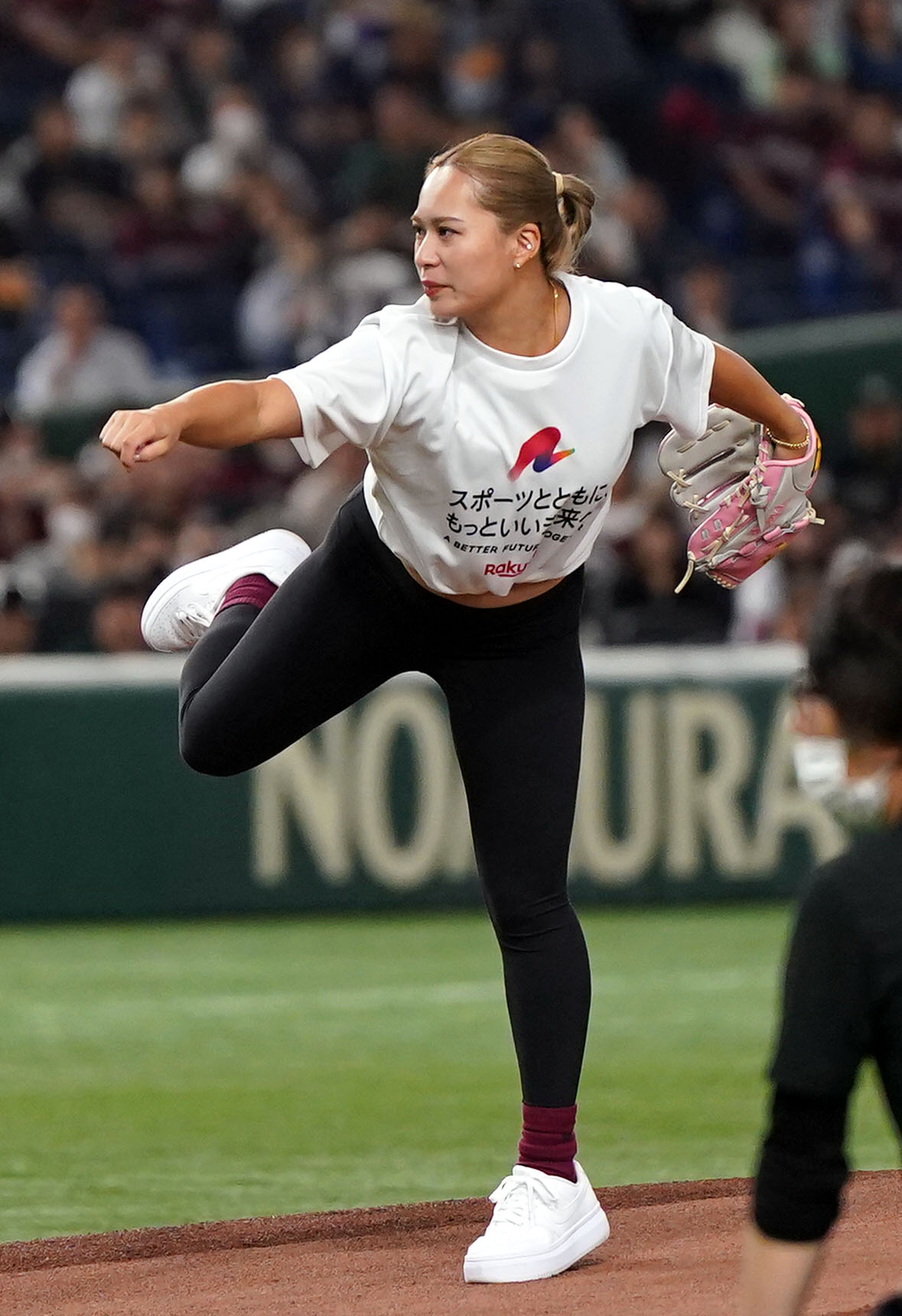 楽天対オリックス　ファーストピッチセレモニーを務めるやり投げの武本（撮影・狩俣裕三）