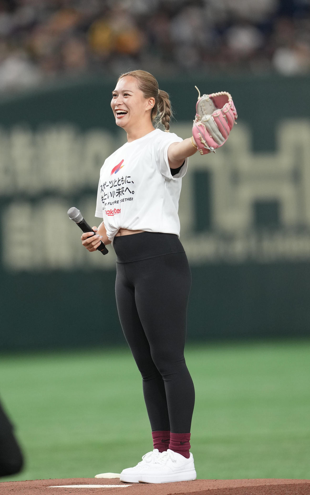 楽天対オリックス　ファーストピッチセレモニーを務めるやり投げの武本（撮影・狩俣裕三）