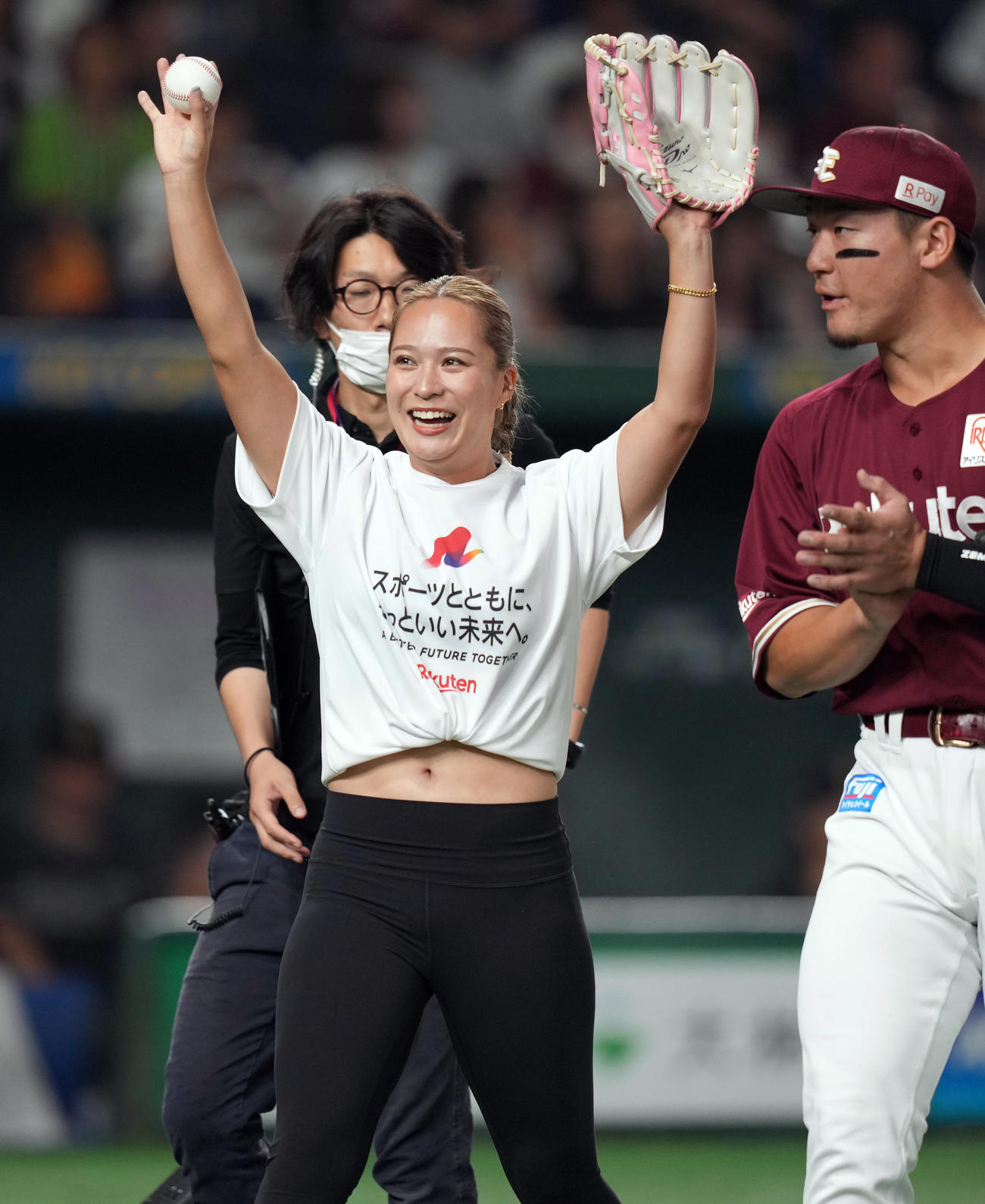 楽天対オリックス　ファーストピッチセレモニーを務めるやり投げの武本（撮影・狩俣裕三）