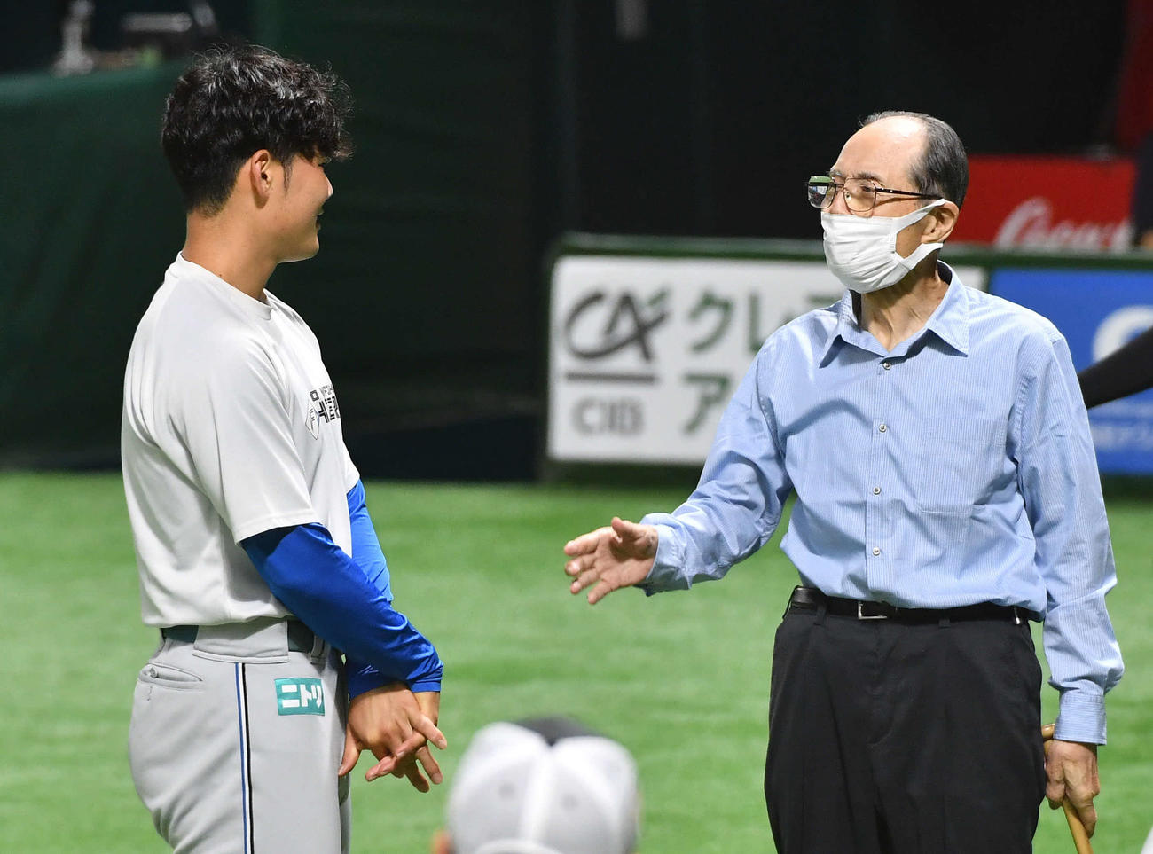 ソフトバンク対日本ハム　日本ハム清宮（左）と話すソフトバンク王球団会長（撮影・岩下翔太）