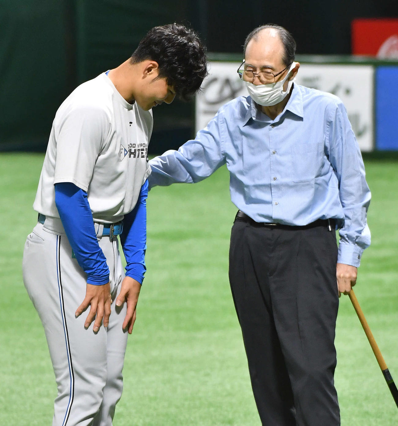 ソフトバンク対日本ハム　日本ハム清宮（左）と話すソフトバンク王球団会長（撮影・岩下翔太）