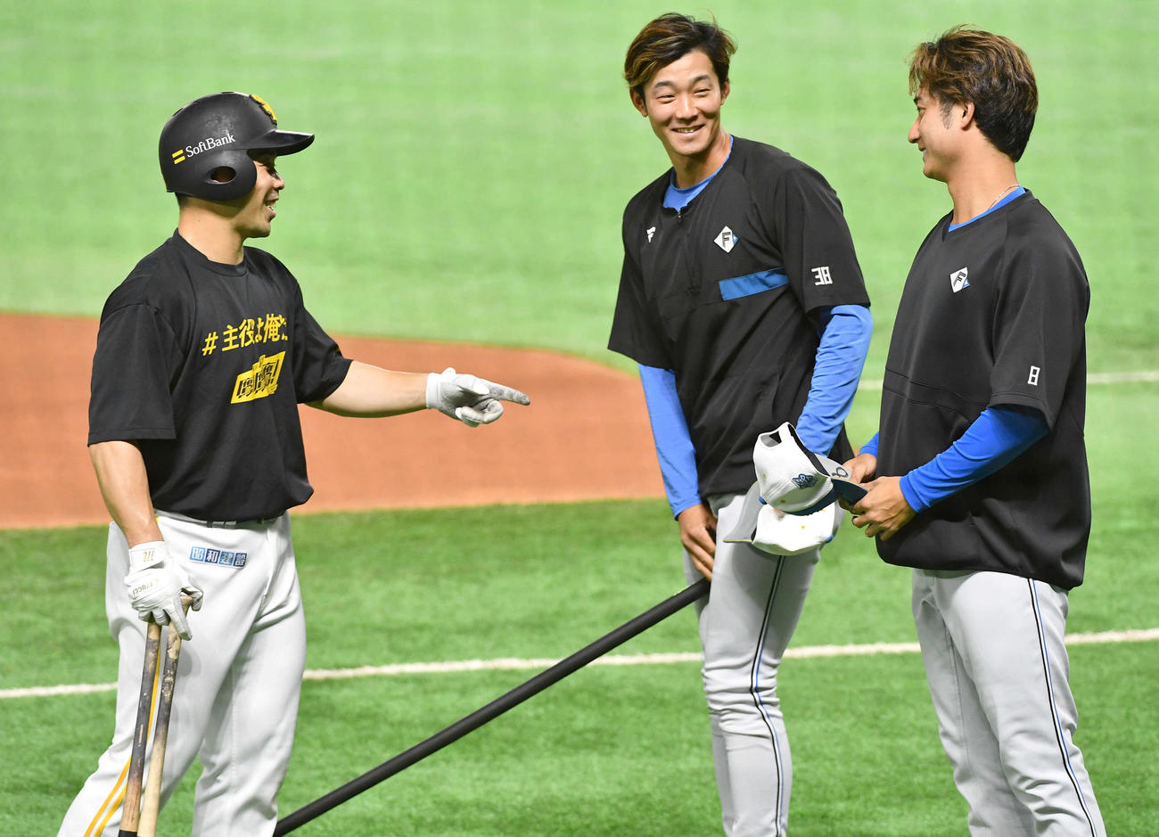 ソフトバンク対日本ハム　ソフトバンク近藤（左）と談笑する、右から日本ハム浅間、石井（撮影・岩下翔太）