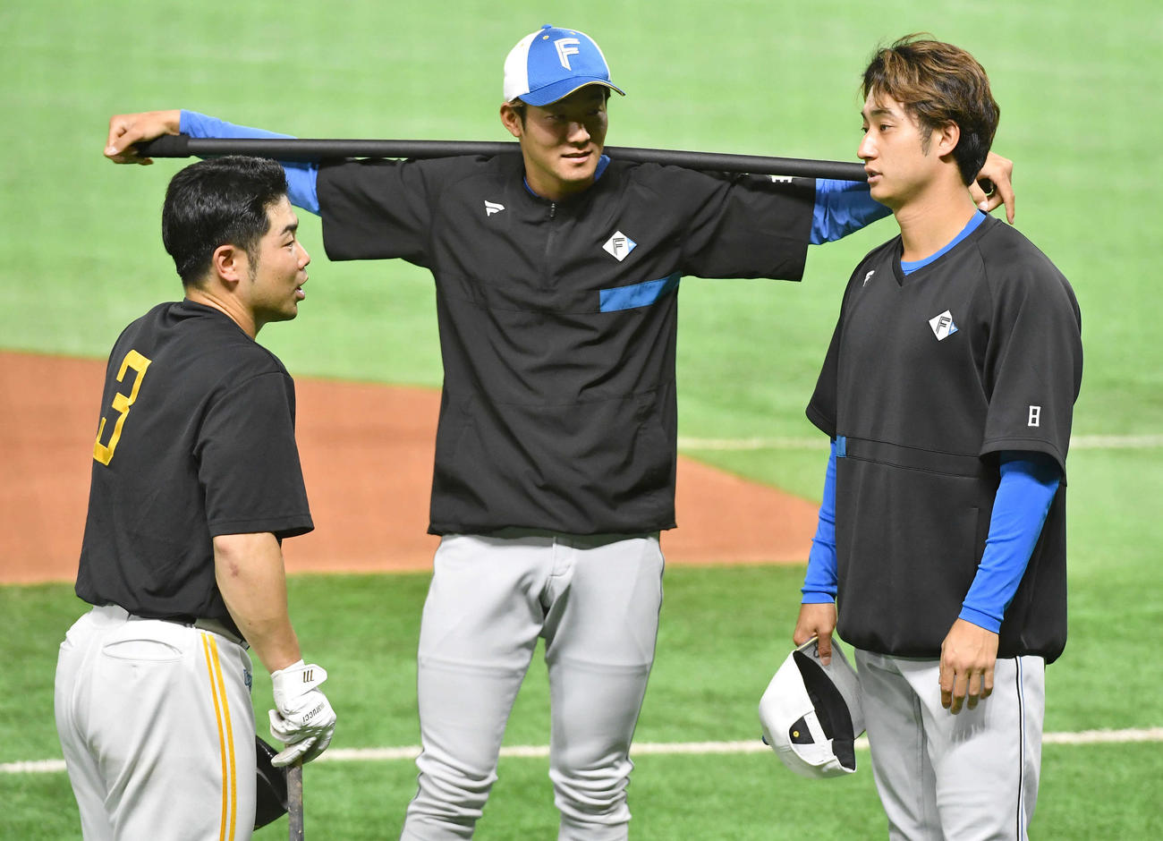 ソフトバンク対日本ハム　ソフトバンク近藤（左）と話す、右から日本ハム浅間、石井（撮影・岩下翔太）