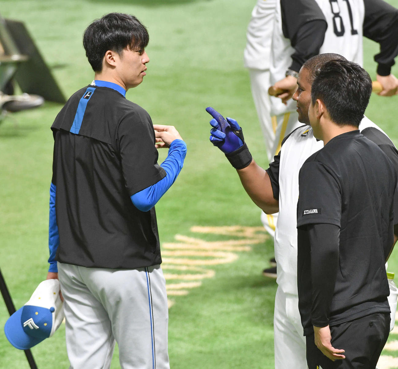 ソフトバンク対日本ハム　ソフトバンクデスパイネ（右から2人目）と話す日本ハム田中正（撮影・岩下翔太）