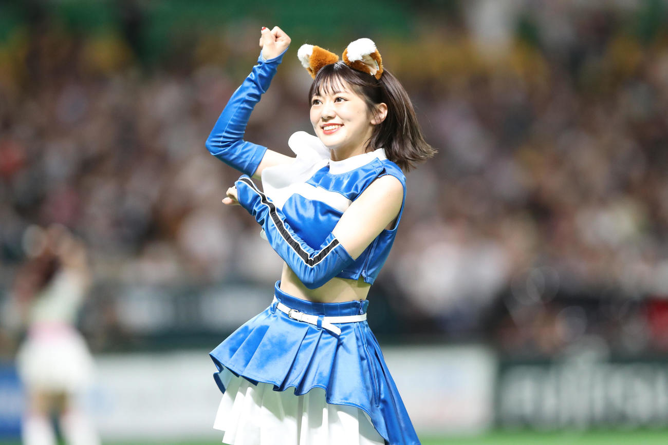 ソフトバンク対日本ハム　3回表終わりにきつねダンスを披露するファイターズガール日戸琴音さん（撮影・梅根麻紀）