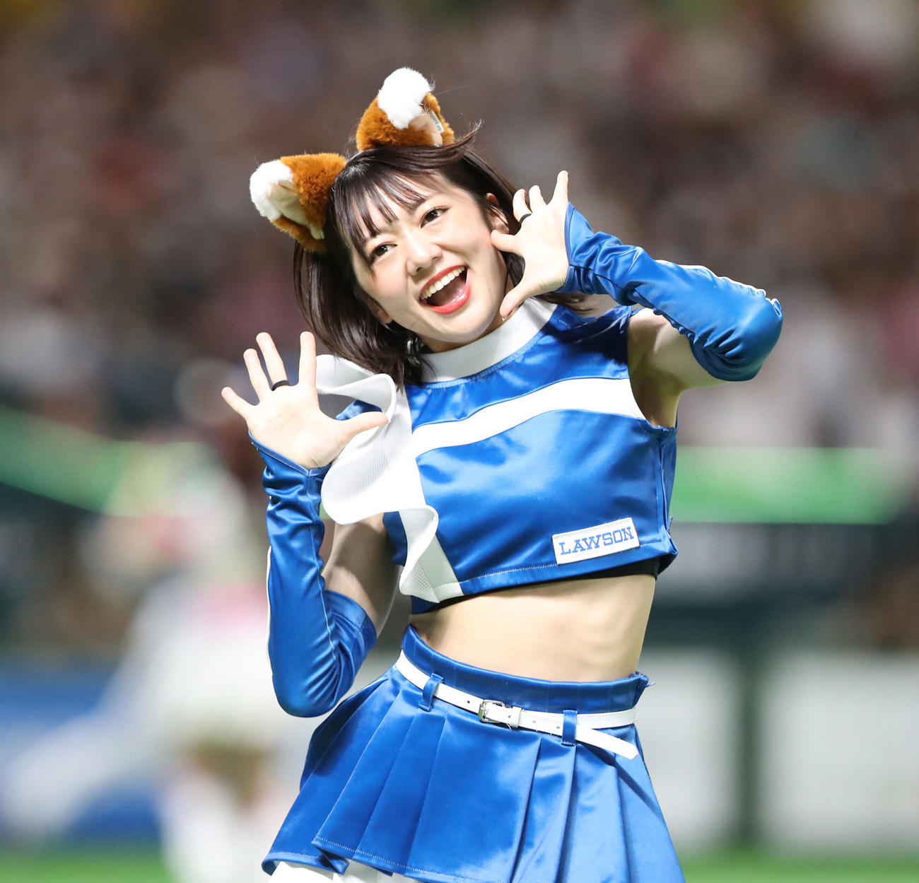 ソフトバンク対日本ハム　3回表終わりにきつねダンスを披露するファイターズガール日戸琴音さん（撮影・梅根麻紀）