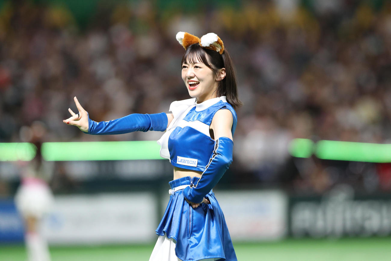 ソフトバンク対日本ハム　3回表終わりにきつねダンスを披露するファイターズガール日戸琴音さん（撮影・梅根麻紀）