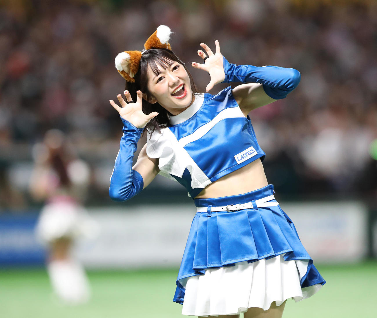 ソフトバンク対日本ハム　3回表終わりにきつねダンスを披露するファイターズガール日戸琴音さん（撮影・梅根麻紀）
