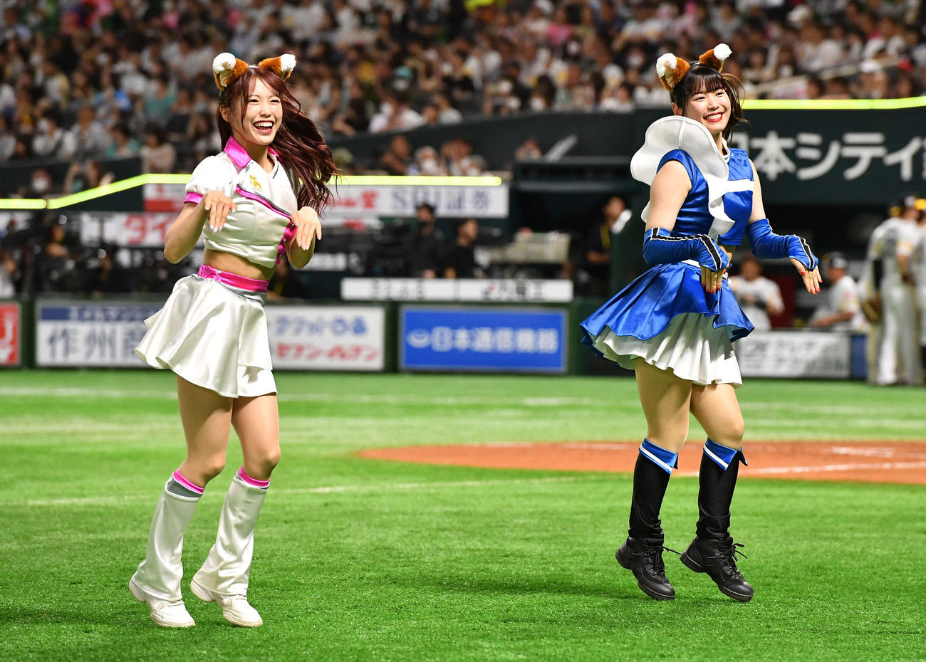 ソフトバンク対日本ハム　3回表終了後、きつねダンスでコラボするハニーズのSHOKOさんとファイターズガールの滝谷美夢さん（撮影・岩下翔太）