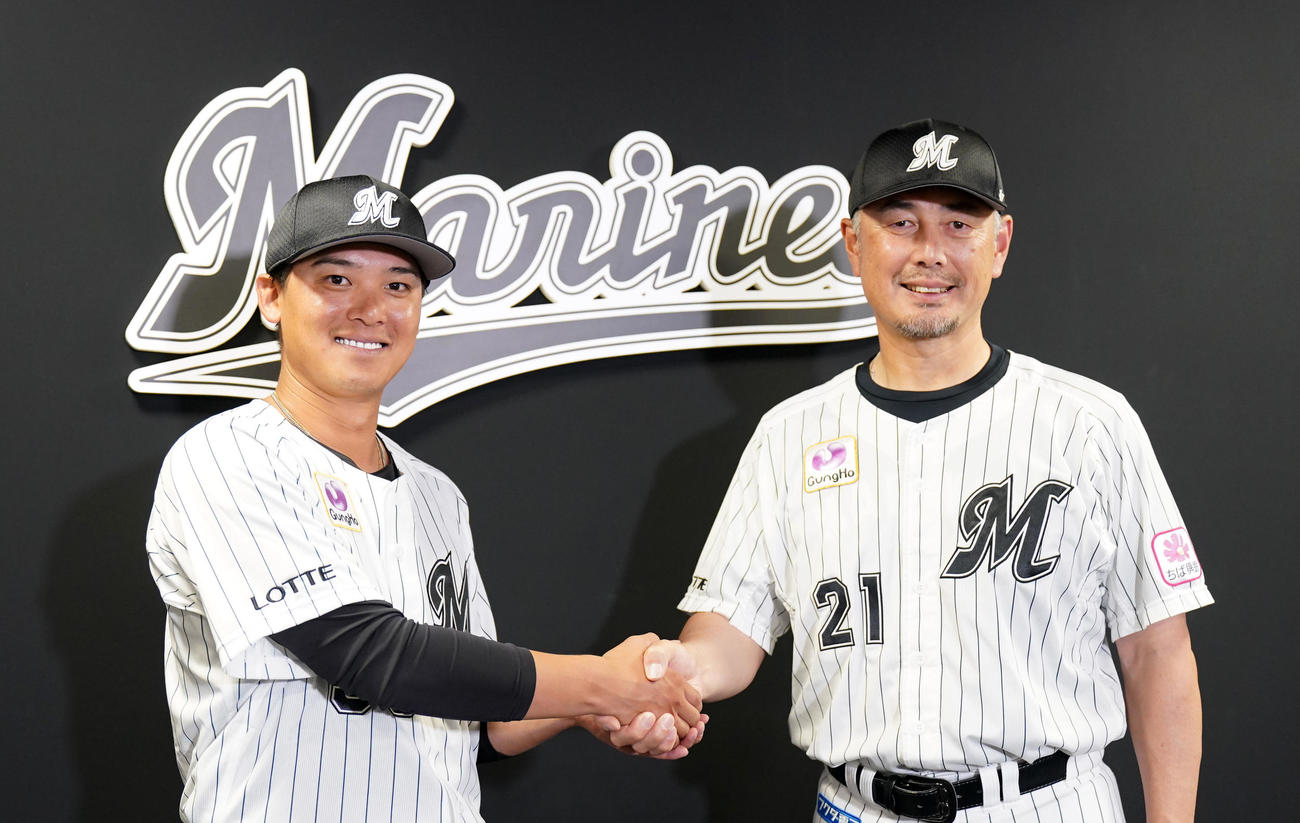 ロッテ対西武　入団会見を終え握手を交わすロッテ石川慎（左）と吉井監督（撮影・横山健太）