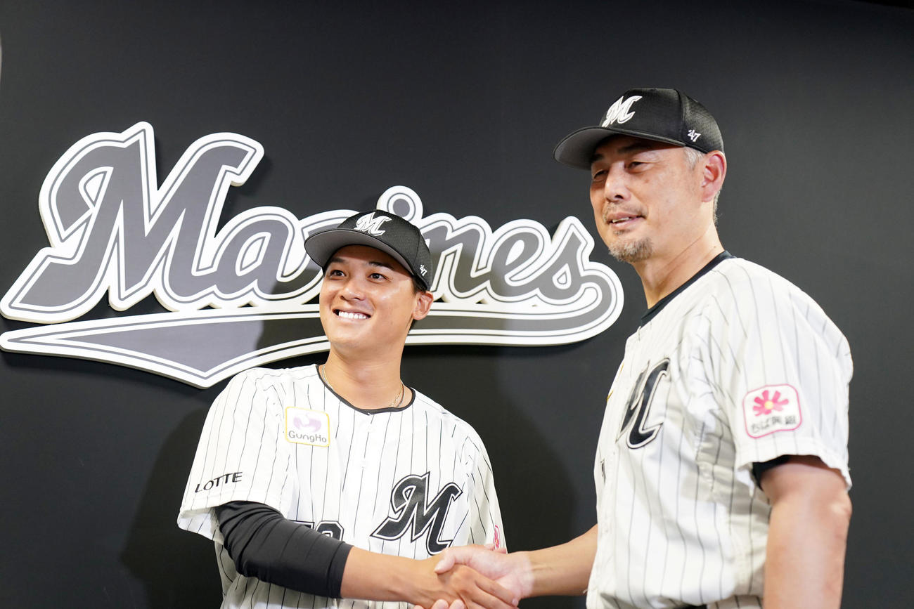 ロッテ対西武　入団会見を終え握手を交わすロッテ石川慎（左）と吉井監督（撮影・横山健太）