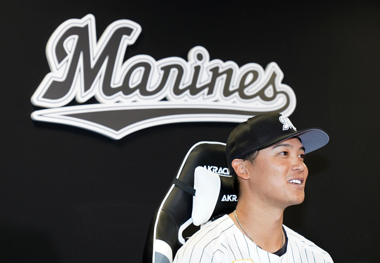 ロッテ対西武　ロッテに入団しての意気込みを語る石川慎（撮影・横山健太）