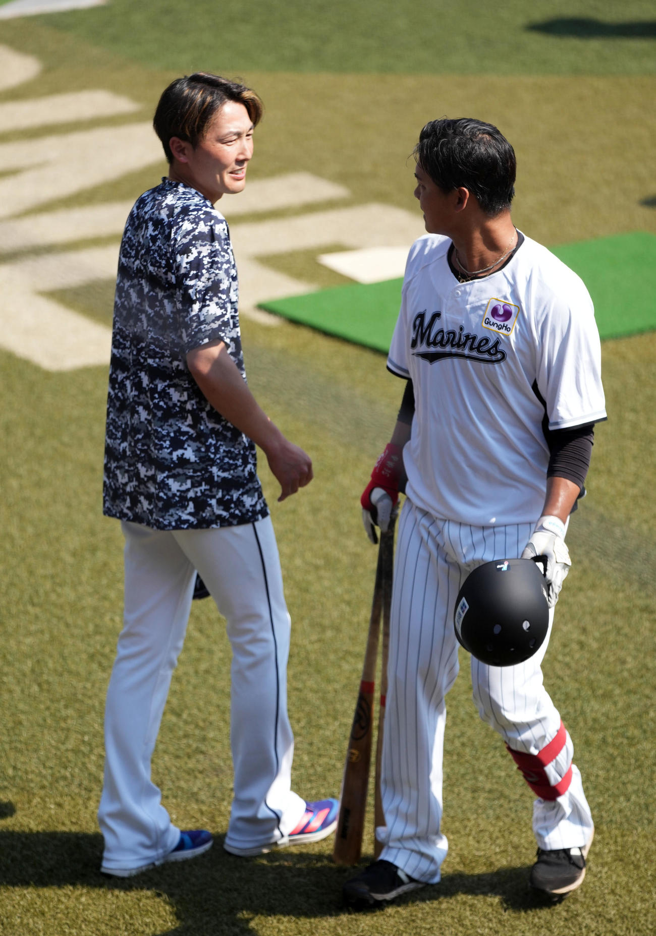 ロッテ対西武　言葉を交わすロッテ石川慎と西武源田（左）（撮影・横山健太）