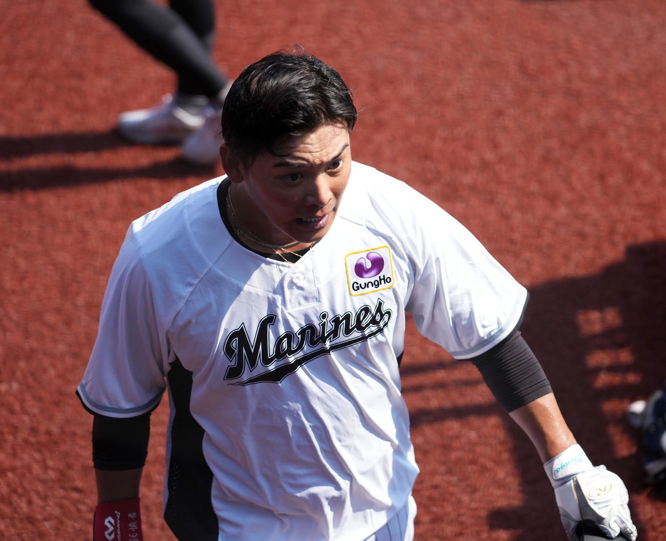 ロッテ対西武　練習を終え引き揚げるロッテ石川慎（撮影・横山健太）