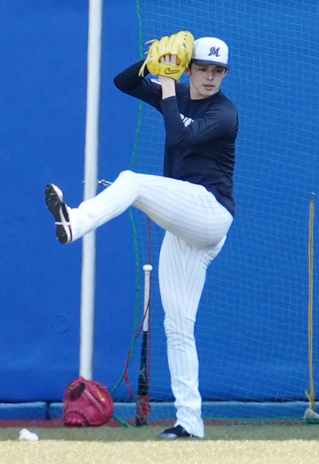 ロッテ対西武　キャッチボールをするロッテ佐々木朗（撮影・横山健太）