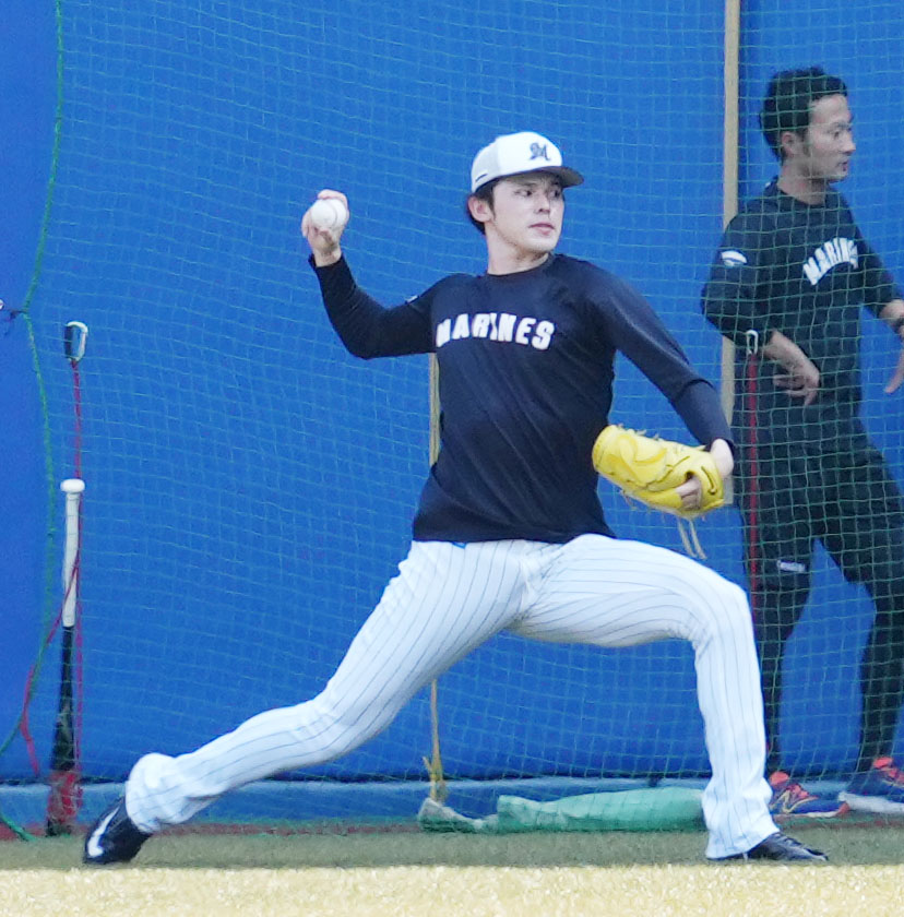 ロッテ対西武　キャッチボールをするロッテ佐々木朗（撮影・横山健太）