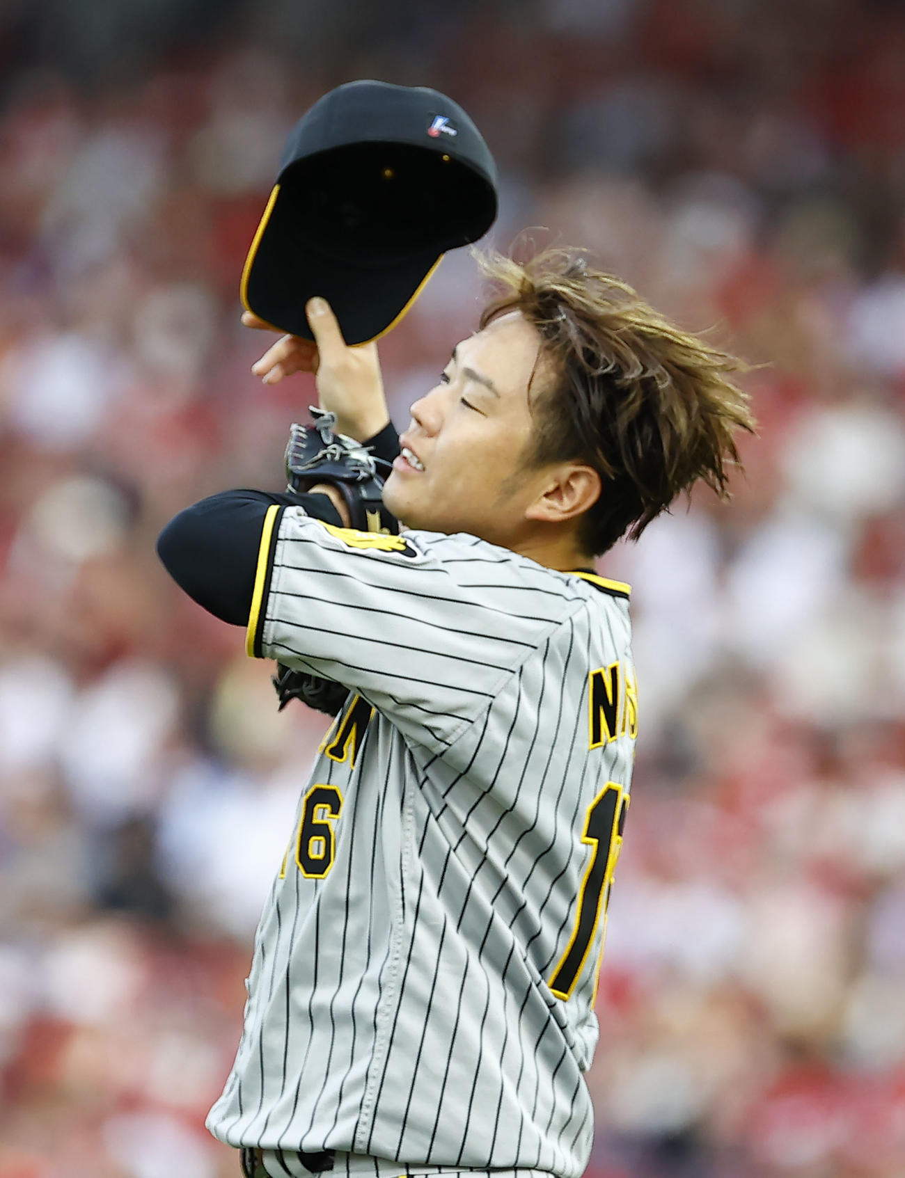 広島対阪神　1回裏広島無死一、二塁、連打を浴び汗をぬぐう阪神西勇（撮影・藤尾明華）