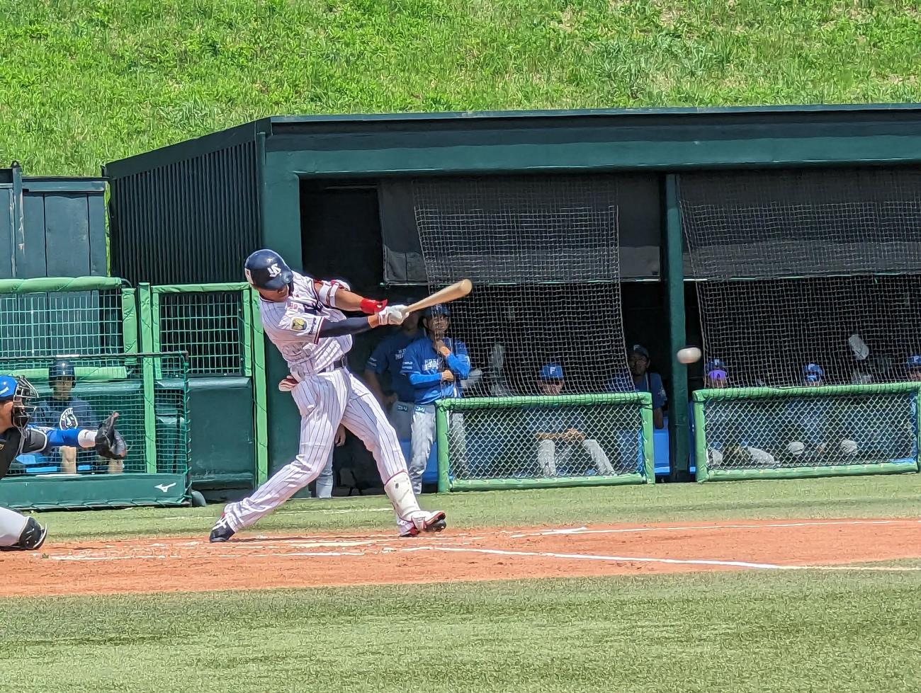 ヤクルト対日本ハム　実戦復帰の第1打席、2回無死二塁で遊ゴロを放つヤクルト塩見泰隆外野手（撮影・三須一紀）