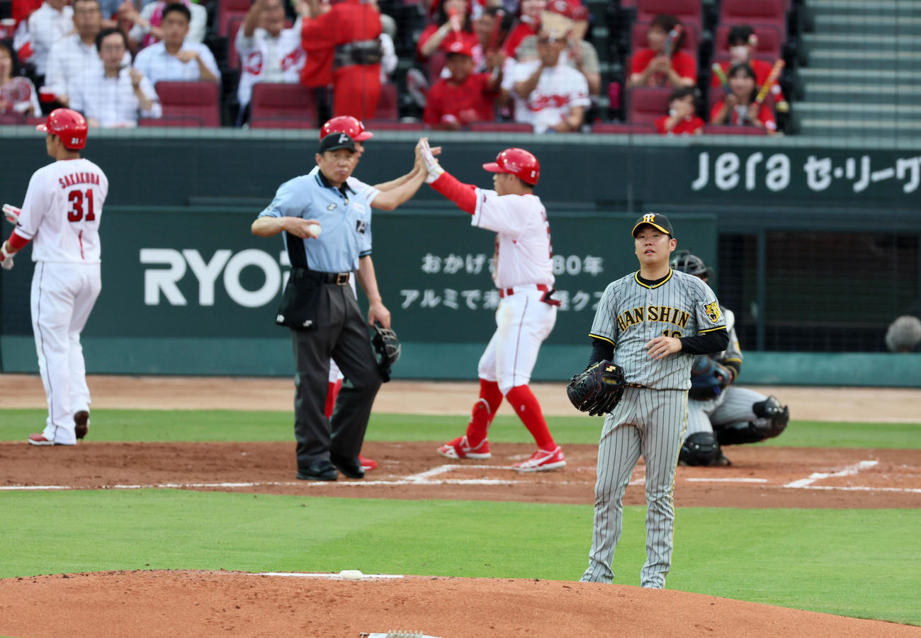 広島対阪神　1回裏広島2死一、二塁、西勇は田中に右越え3点本塁打を浴びる（撮影・加藤哉）