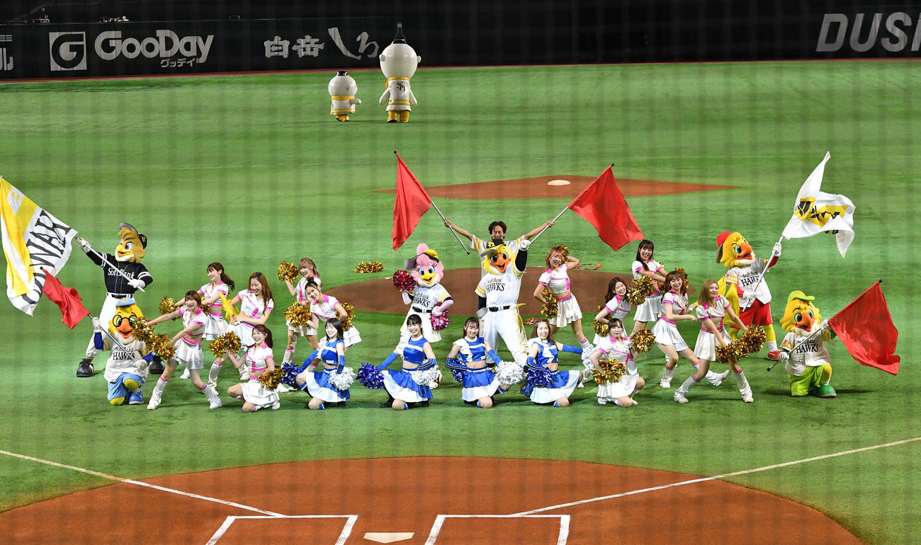 ソフトバンク対日本ハム　試合前、ホークスパフォーマンスチームとオープニングダンスで盛り上げるファイターズガール（撮影・岩下翔太）