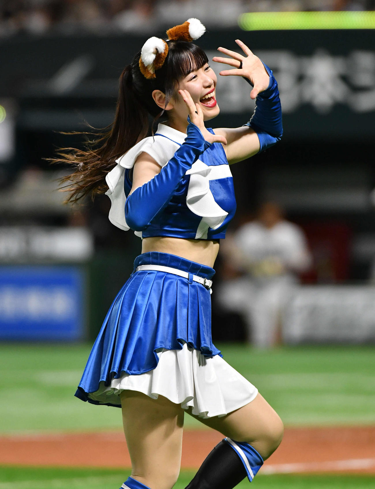 ソフトバンク対日本ハム　3回表終了後、きつねダンスでハニーズとコラボするファイターズガールの滝谷美夢さん（撮影・岩下翔太）