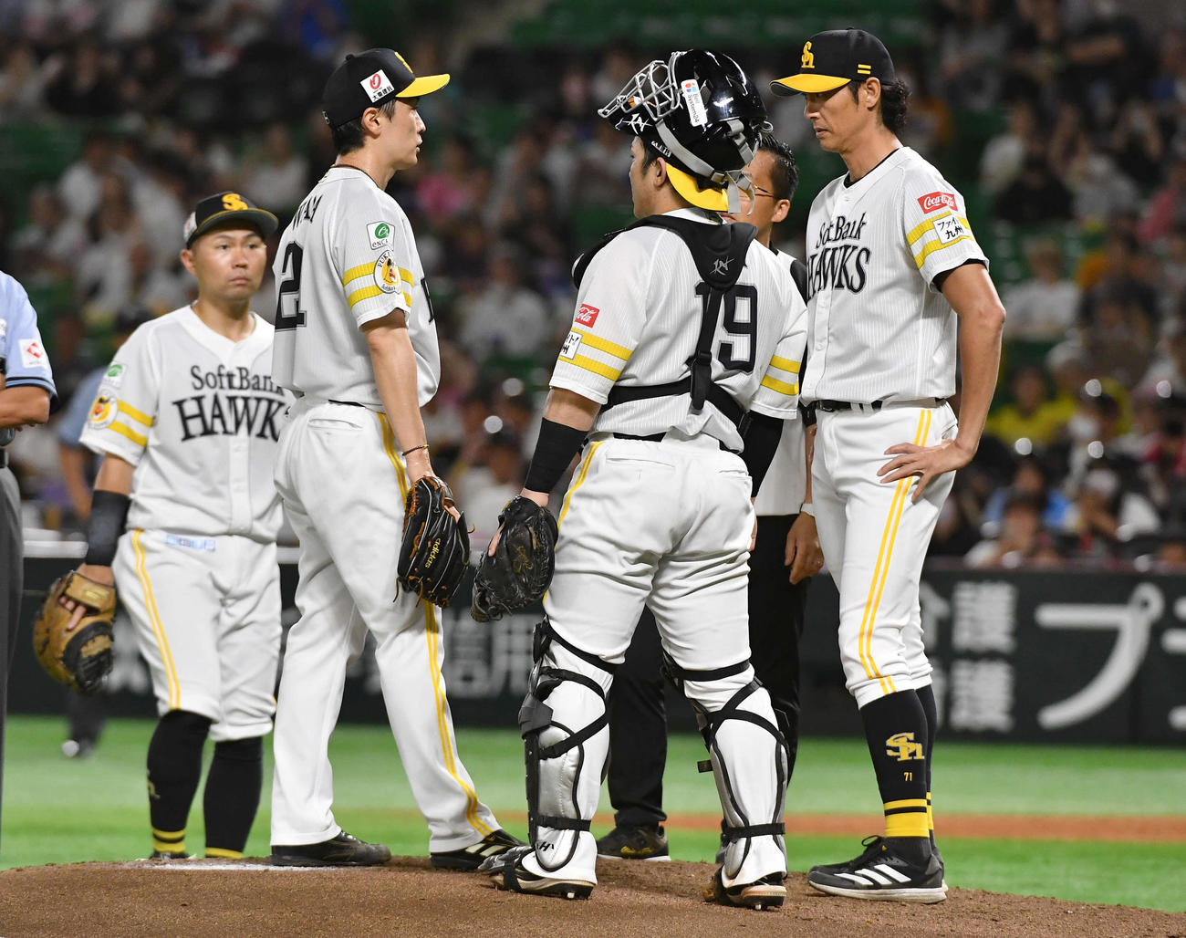ソフトバンク対日本ハム　4回表日本ハム1死一塁、清宮への投球中に違和感を訴える和田（左から2人目）（撮影・岩下翔太）