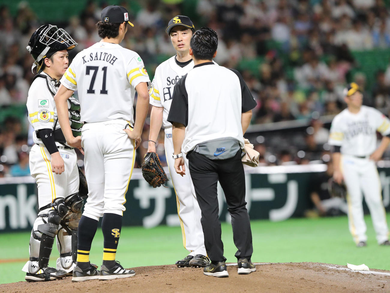 ソフトバンク対日本ハム　4回途中でマウンドを降りる和田（撮影・梅根麻紀）