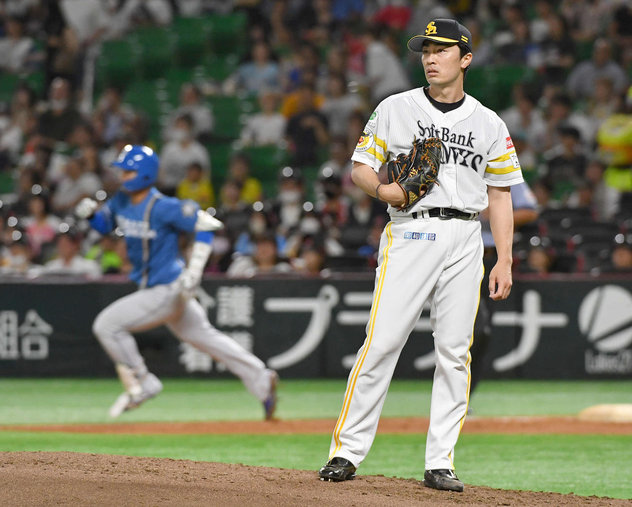 ソフトバンク対日本ハム　2回表日本ハム無死、郡司（左）に左越え本塁打を打たれた和田（撮影・岩下翔太）