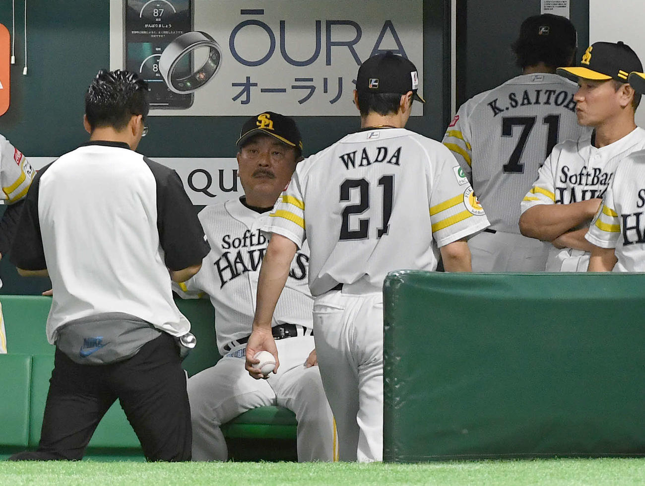 ソフトバンク対日本ハム　4回表日本ハム1死一塁、清宮への投球中に違和感を訴え、治療のためベンチへ戻る和田（背番号21）、左から2人目は藤本監督（撮影・岩下翔太）