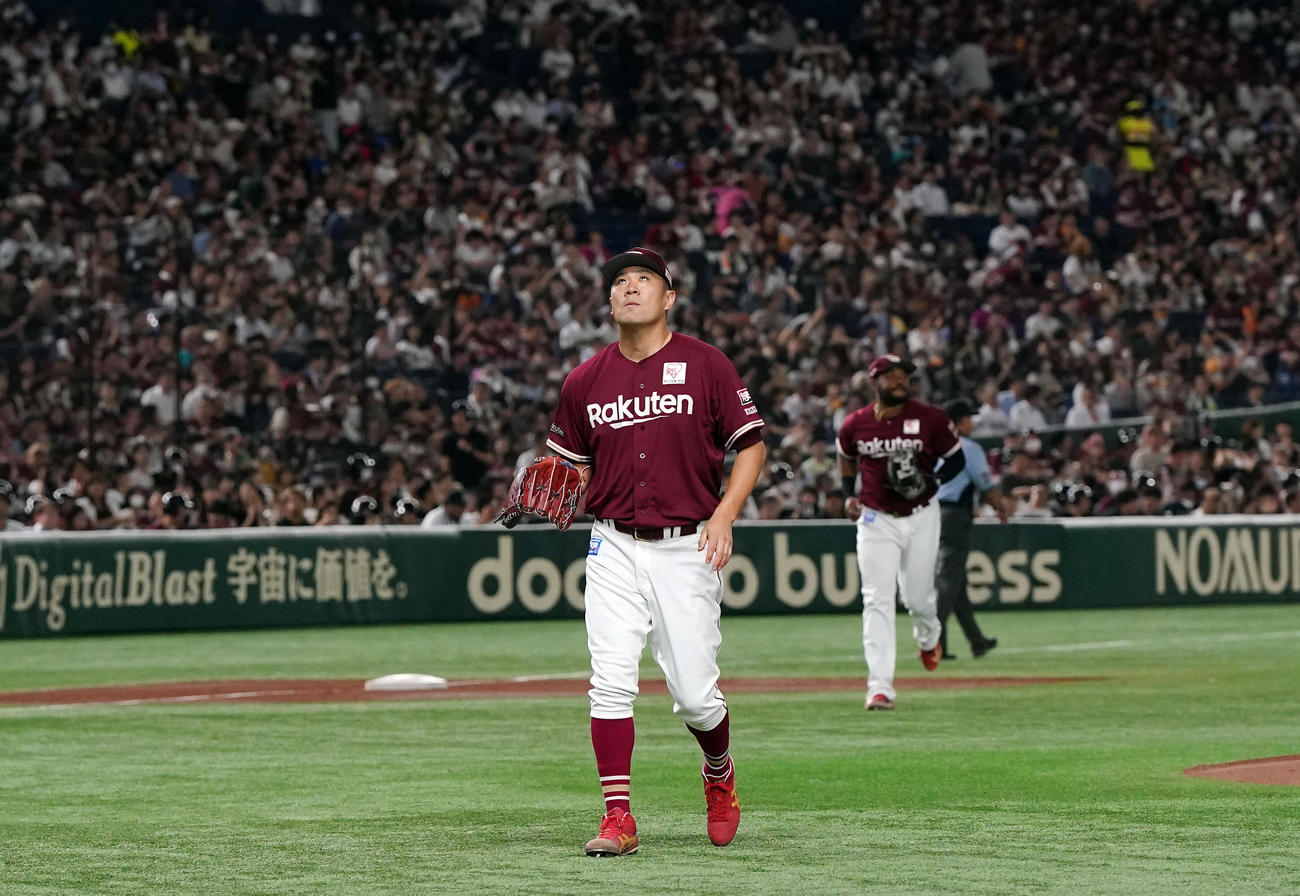 楽天対オリックス　1回表を終え、天井を見つめながらベンチに戻る楽天先発の田中将（撮影・狩俣裕三）