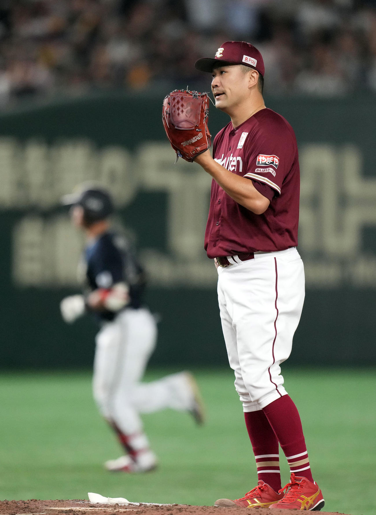 楽天対オリックス　4回表オリックス2死一塁、頓宮（後方）に、1回表の満塁本塁打に続いて、2点本塁打を打たれる先発の田中将（撮影・狩俣裕三）