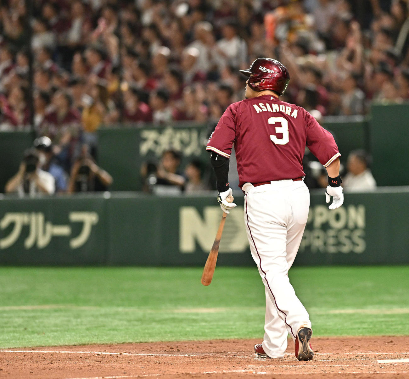 楽天対オリックス　4回裏楽天2死満塁、浅村は中越え満塁本塁打の打球を見つめる（撮影・滝沢徹郎）