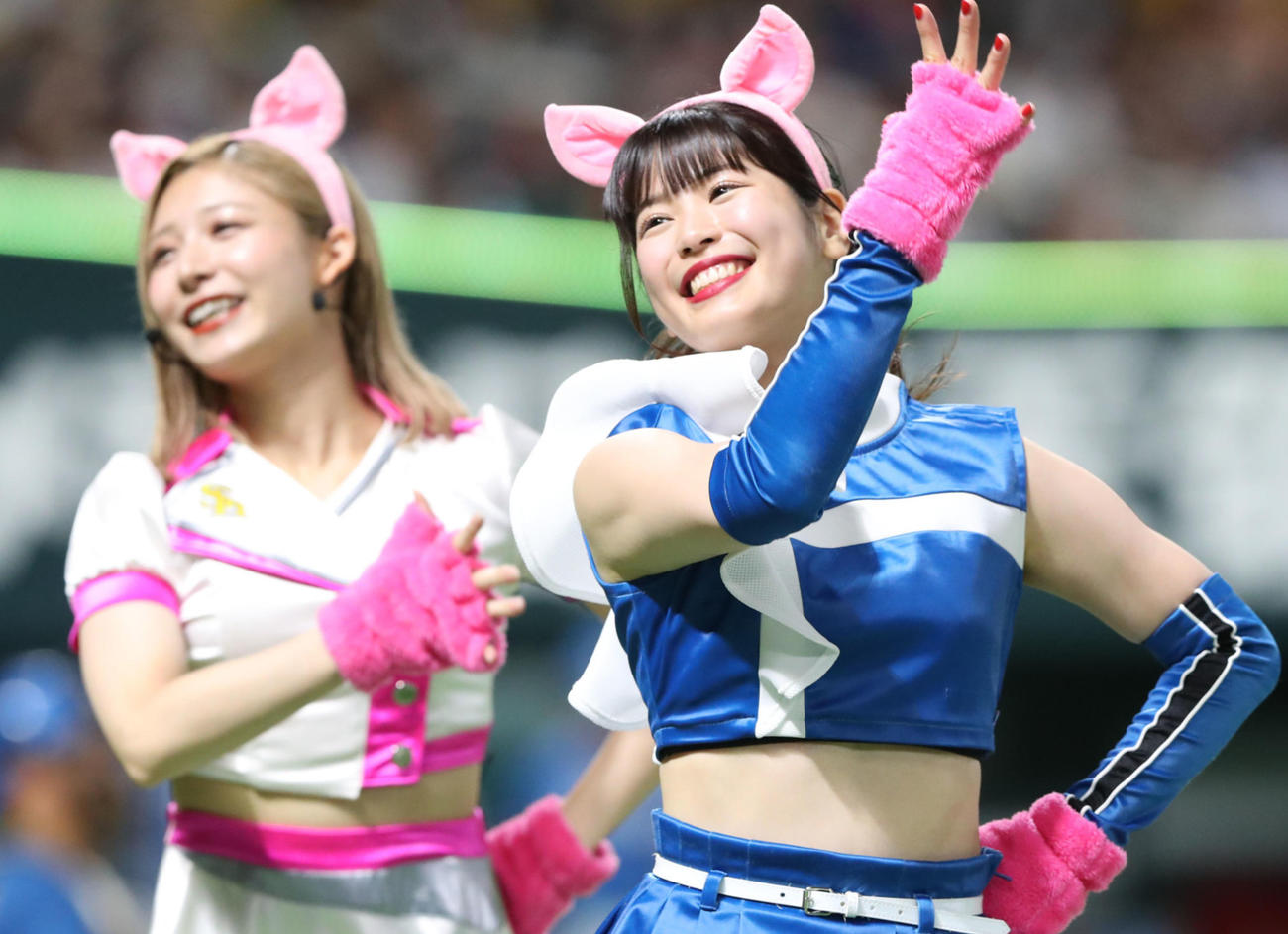 ソフトバンク対日本ハム　4回表終わりに披露された「よかよかダンス」を披露するファイターズガールの滝谷美夢さん（右）と、ハニーズのNOAさん（撮影・梅根麻紀）
