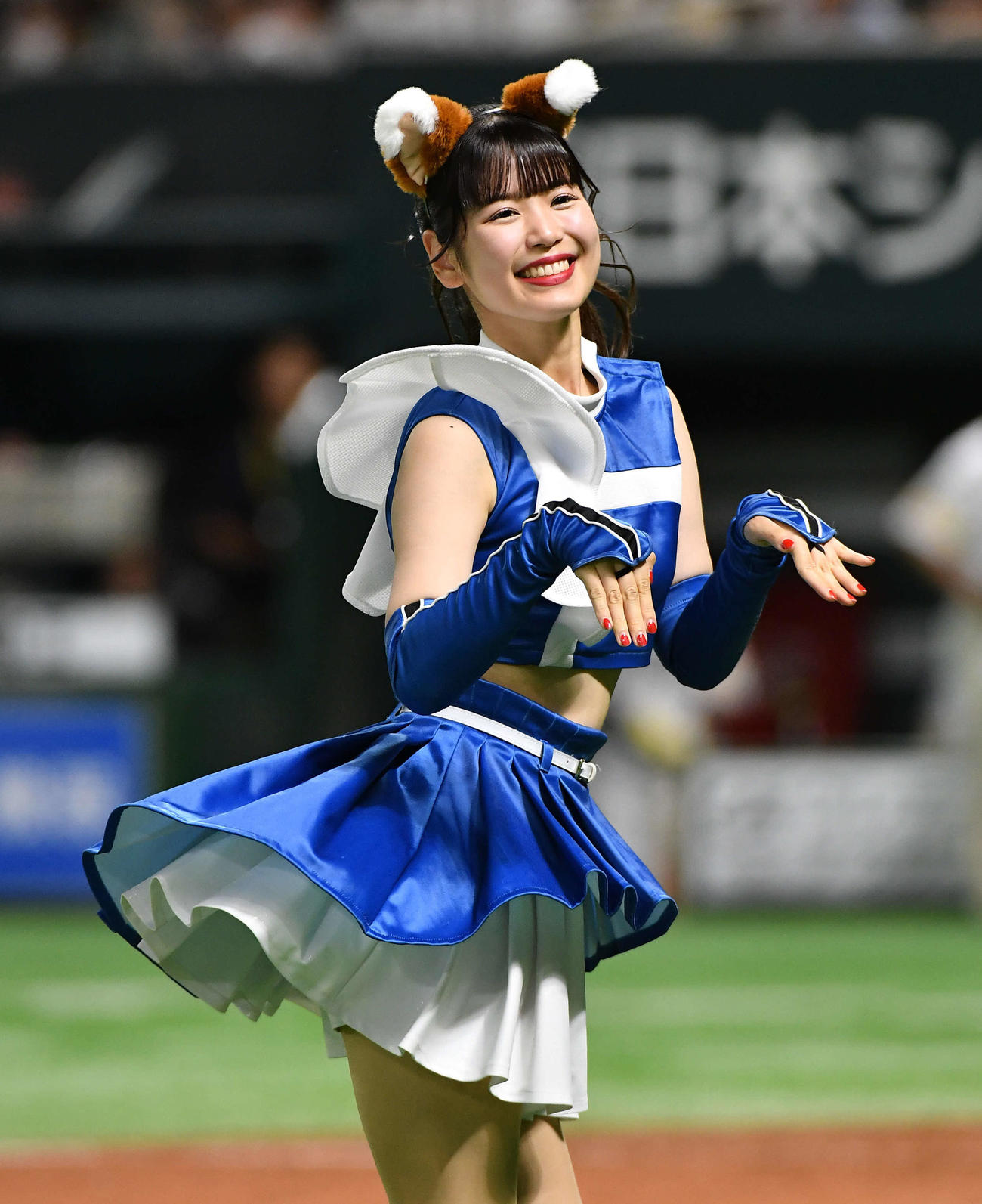 ソフトバンク対日本ハム　3回表終了後、きつねダンスでハニーズとコラボするファイターズガールの滝谷美夢さん（撮影・岩下翔太）