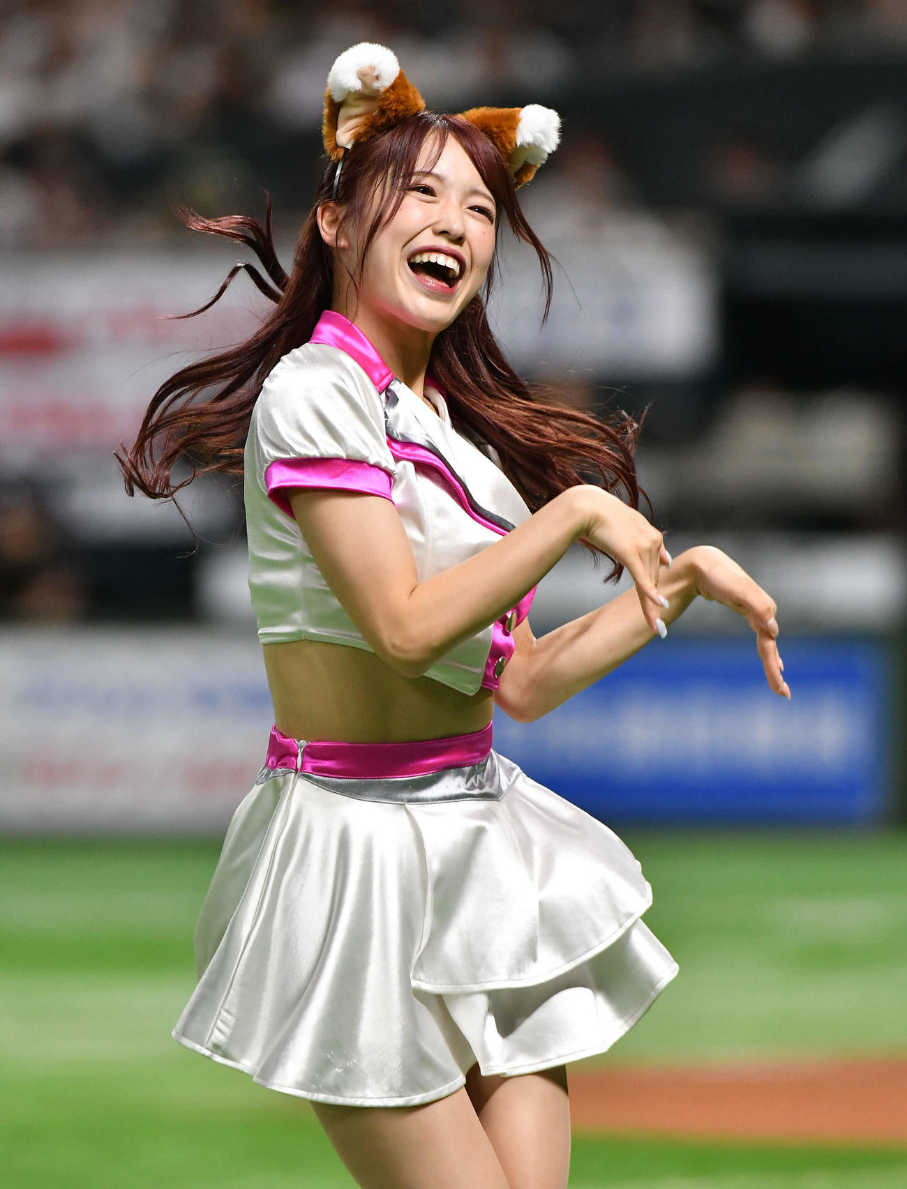 ソフトバンク対日本ハム　3回表終了後、きつねダンスでファイターズガールとコラボするハニーズのSHOKOさん（撮影・岩下翔太）