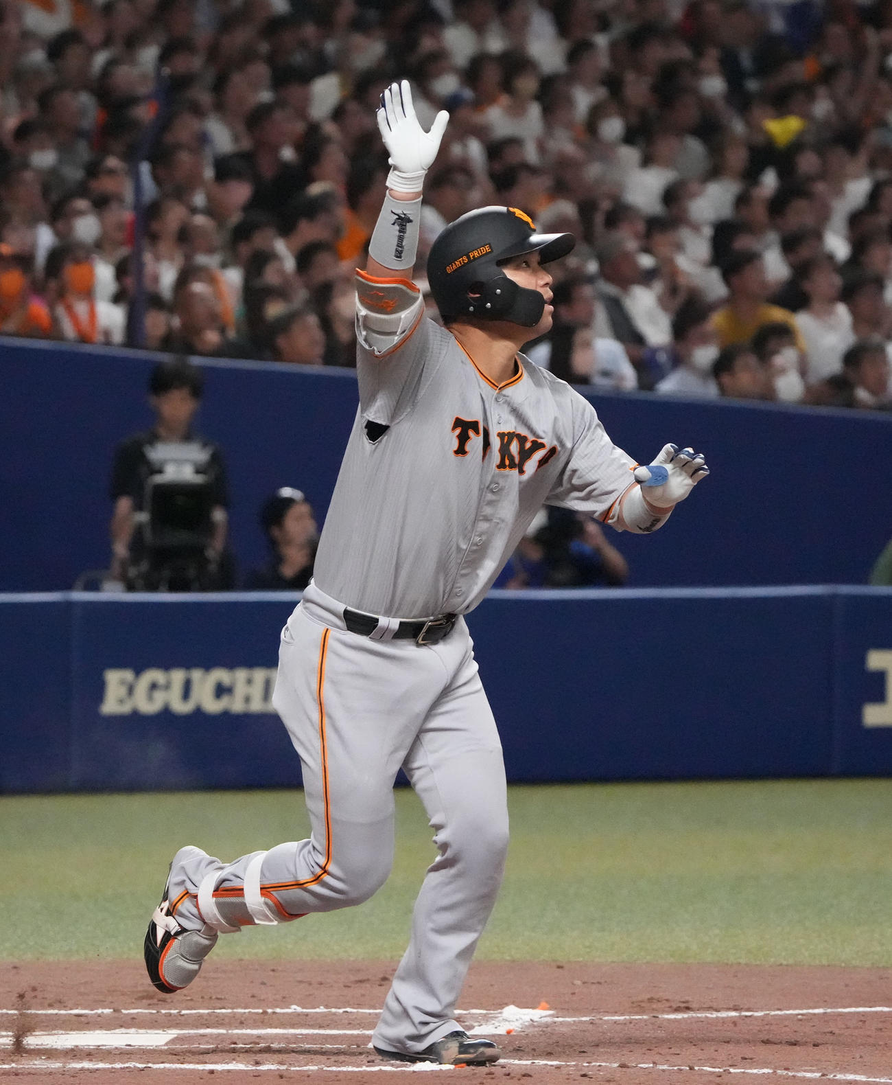 中日対巨人　8回表巨人2死一、三塁、右越え3点本塁打を放った大城卓（撮影・森本幸一）