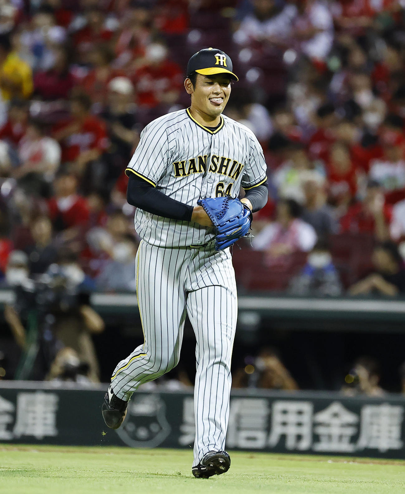 広島対阪神　8回を3人で抑え、ベンチに戻る阪神岡留（撮影・藤尾明華）