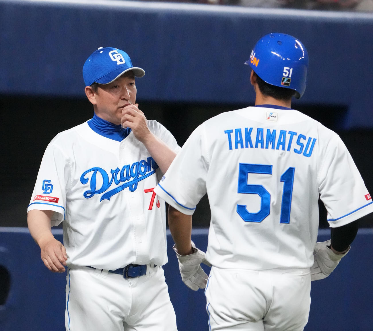 中日対巨人　7回裏中日1死一、三塁、代走の高松に言葉をかける立浪監督（左）（撮影・森本幸一）