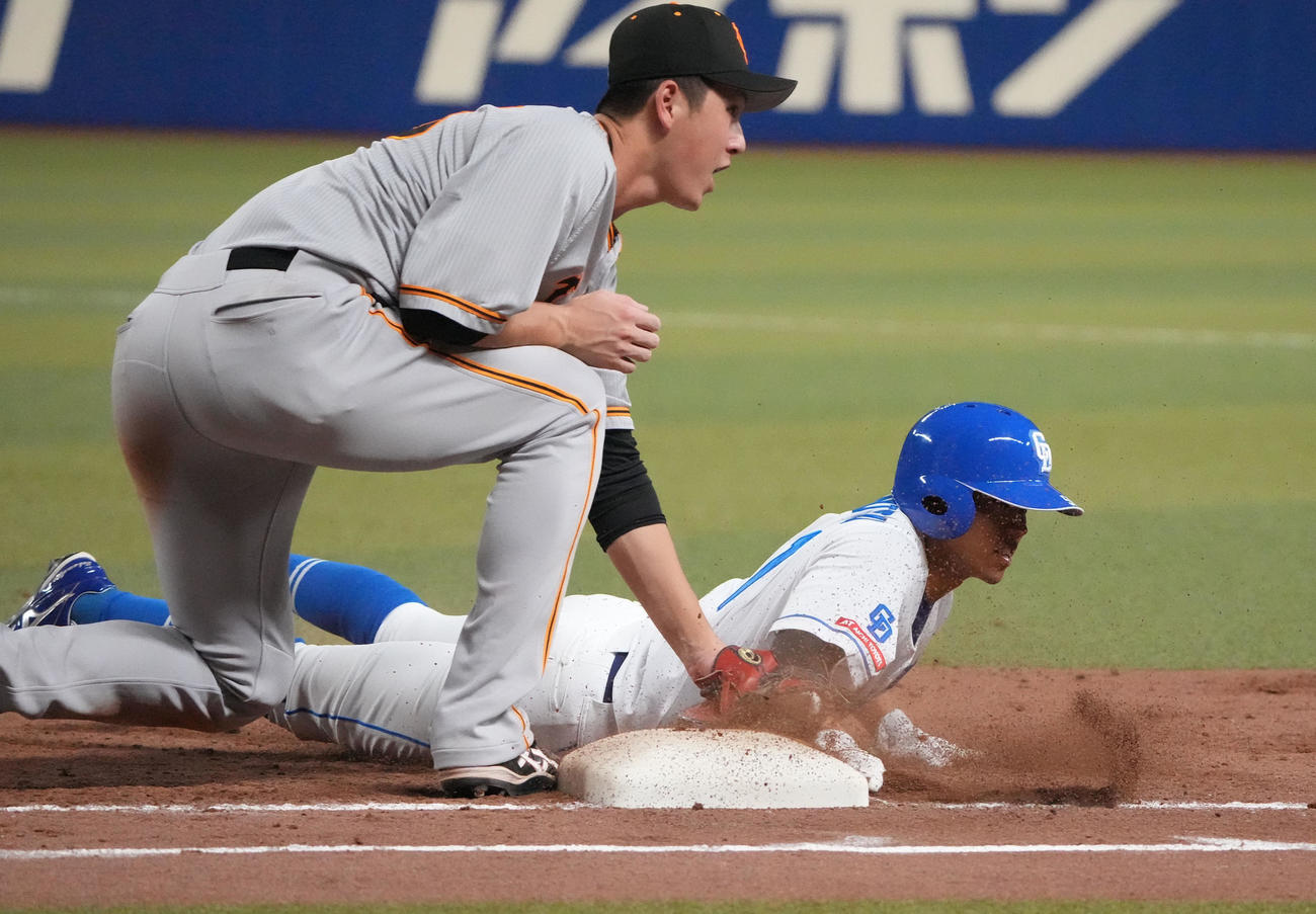 中日対巨人　7回裏中日1死一、三塁、牽制死となる一塁走者の高松（右）一塁手は秋広（撮影・森本幸一）